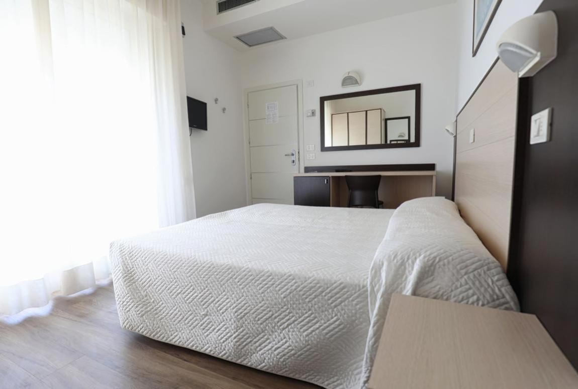 Hotel Daniel'S Fronte Mare Riccione Exterior photo