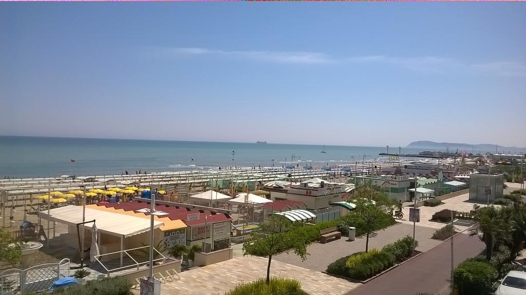 Hotel Daniel'S Fronte Mare Riccione Exterior photo